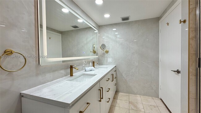 Building Photo - 17375 Collins Ave