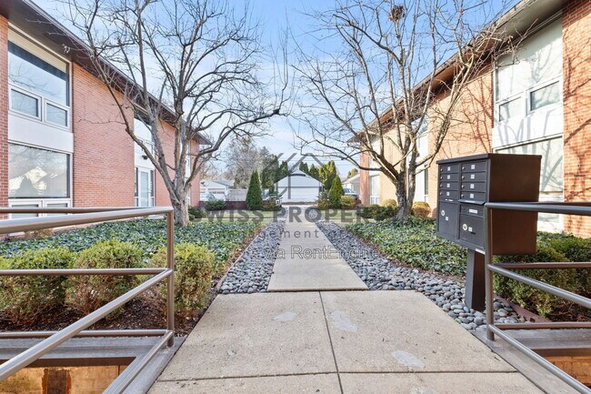 Building Photo - 1155 Edgehill Rd