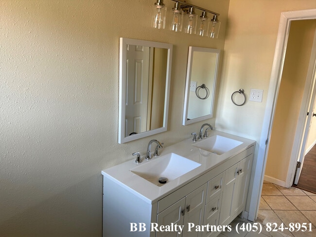 Building Photo - 2718 S Richmond Ave