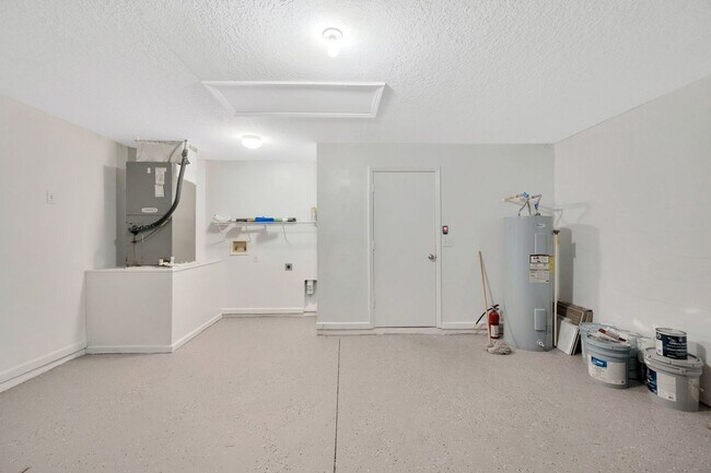 Building Photo - 10461 Hunters Haven Blvd