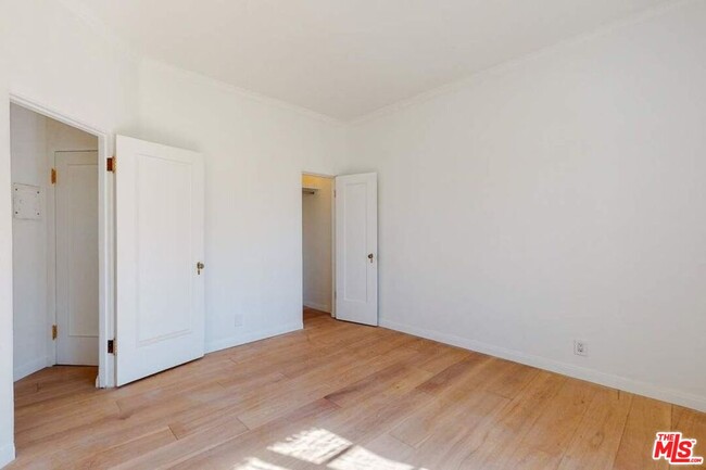Building Photo - 450 N Sycamore Ave