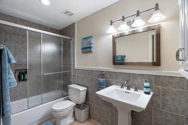 Building Photo - Captivating 3-Bedroom Escape with Private Deck & HOA Pool Access in Grand Prairie!