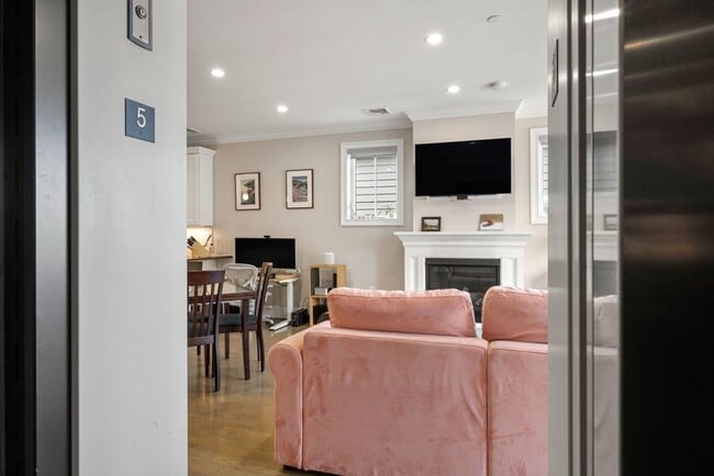 Building Photo - 205 W 8th St