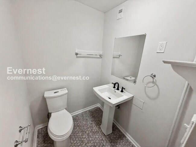 Building Photo - 4 Bed/1.5 Bath with In-Unit Laundry / Pet-Friendly / Vouchers Accepted / Available Now!