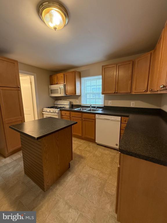 Building Photo - 422 Dunmore St