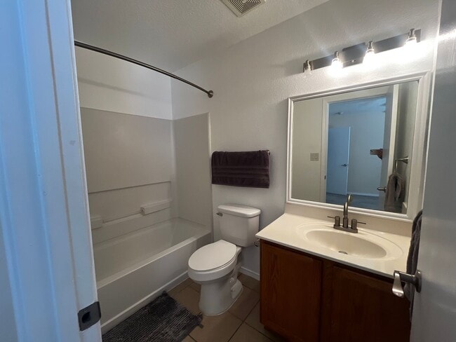 Building Photo - Charming 2 Bedroom 2 Bathroom Home With A ...