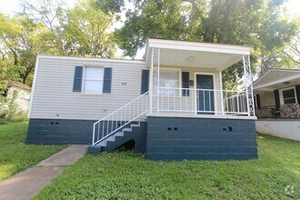 Building Photo - New on the Market and Newly Renovated!