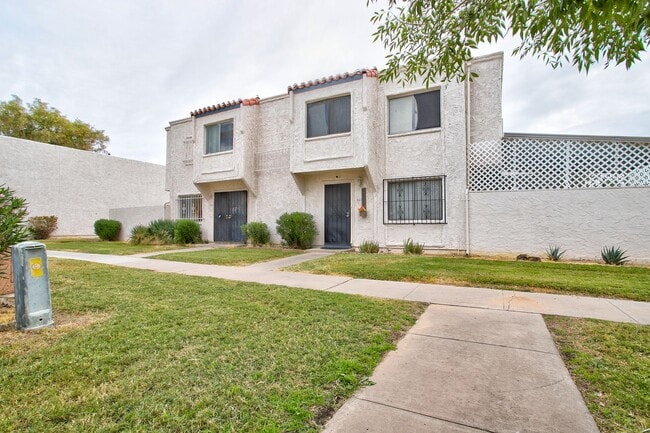 Building Photo - Wonderful Townhome centrally located.  Kit...