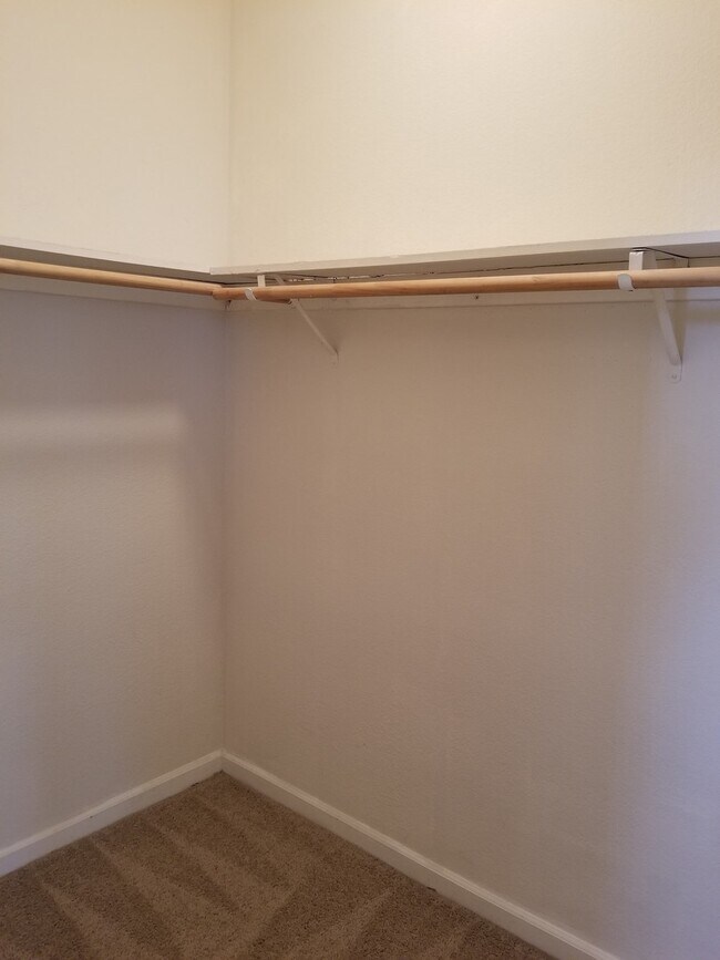 Building Photo - VERY CUTE 3BD/2BTH SINGLE FAMILY IN NORTH LINCOLN