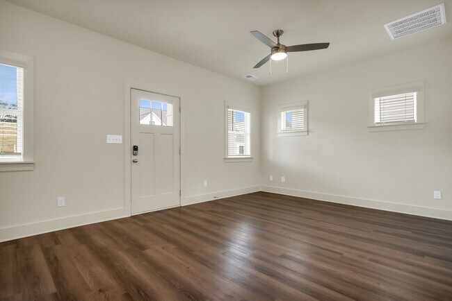 Building Photo - 1 Bedroom Cottage with Elevated Amenities!