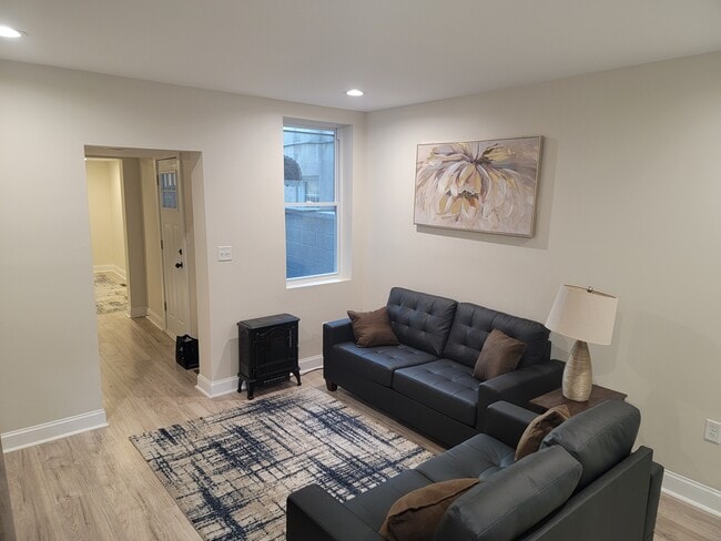 Building Photo - 401 S Ann St