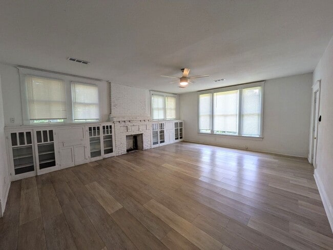 Building Photo - 1420 Live Oak St