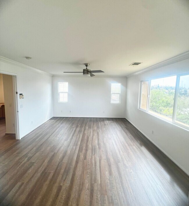 Building Photo - Stunning 4br + Den located on a view lot i...