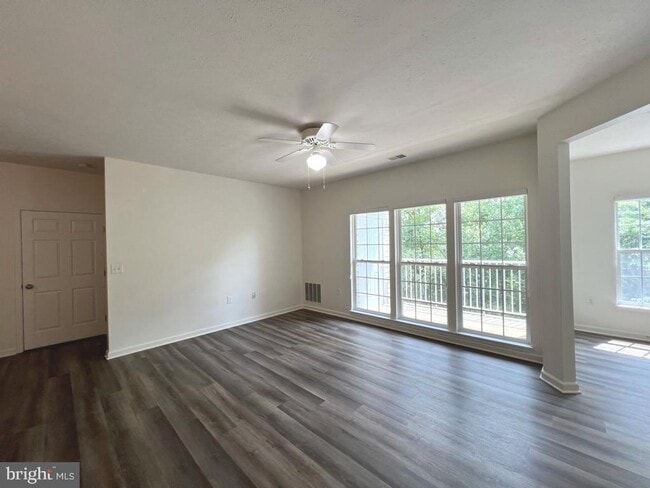 Building Photo - Beautiful 2 bedroom 2 baths condo in the gated community of Chestnut Point.
