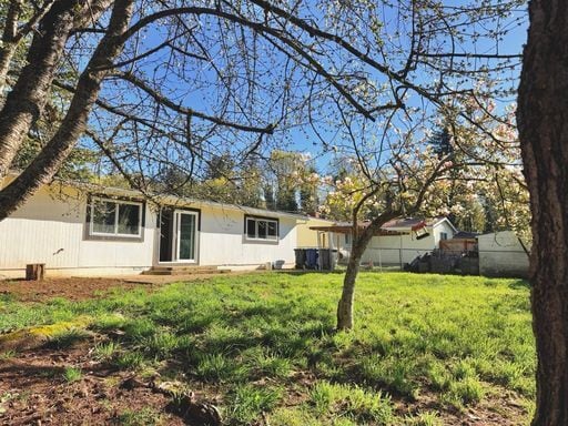 Building Photo - Charming 4BR Home with Huge Yard - W/D and Garage