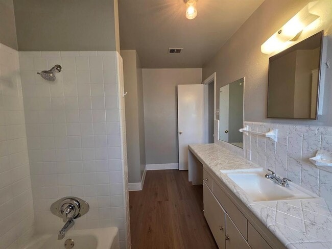 Building Photo - 701 E 45th St