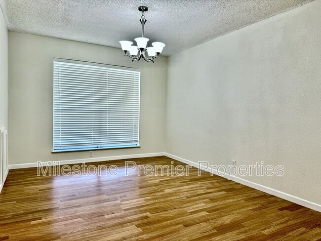 Building Photo - 2110 Oak Creek Cir