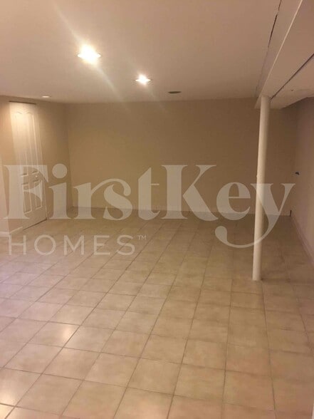 Building Photo - 410 S Villa Ave