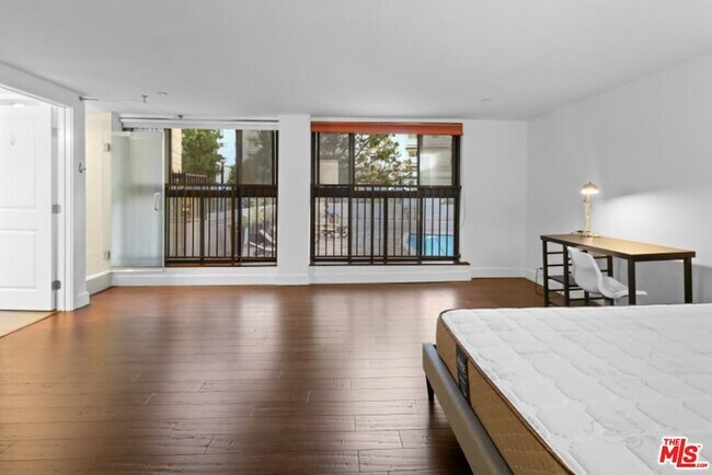 Building Photo - 10982 Roebling Ave