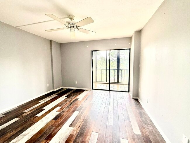 Building Photo - 2800 Cove Cay Dr
