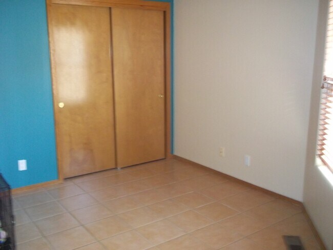 Building Photo - 2BR+1, 2BA, 2CG