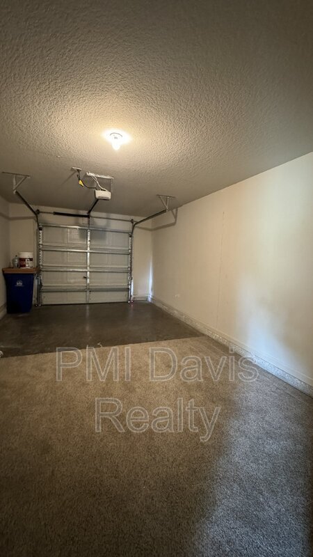 Building Photo - 143 Crete Ct