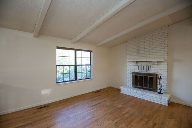 Building Photo - Spacious 4 Bedroom in Mid-Town Fort Collins