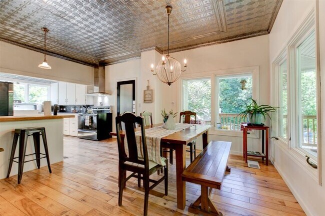 Building Photo - Beautifully Renovated 5 Bedroom Farmhouse outside of Newberg