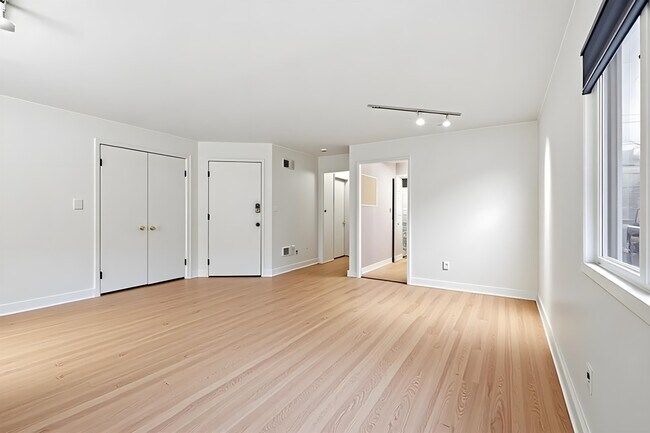 Building Photo - 700 10th St