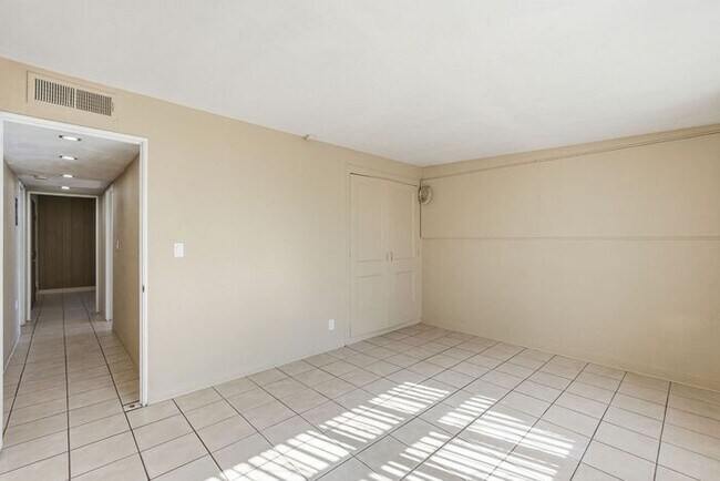 Building Photo - Light-Filled Tucson 2 Bedroom Rental – Move In This November!