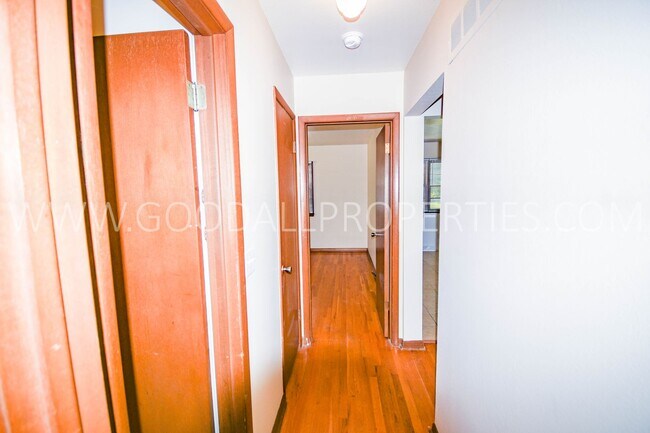 Building Photo - 2 Bedroom 1 Bath duplex home in Windsor He...