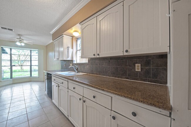 Building Photo - 807 Seacliff Dr