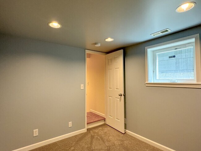 Building Photo - 356 N 77th St