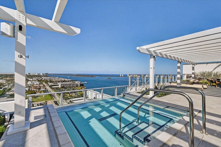 Rooftop spa - 220 Lake Shore Dr