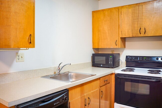Building Photo - FREE RENT THIS MARCH! Close in NE-2 Bedroom, 1.5 Bath Ready Now!