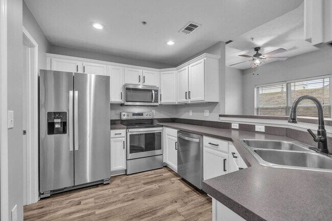 Building Photo - Move-in Ready Townhome in heart of Spring Hill