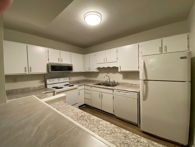 Building Photo - High Meadow condo 1 BED, 1BATH Ground leve...