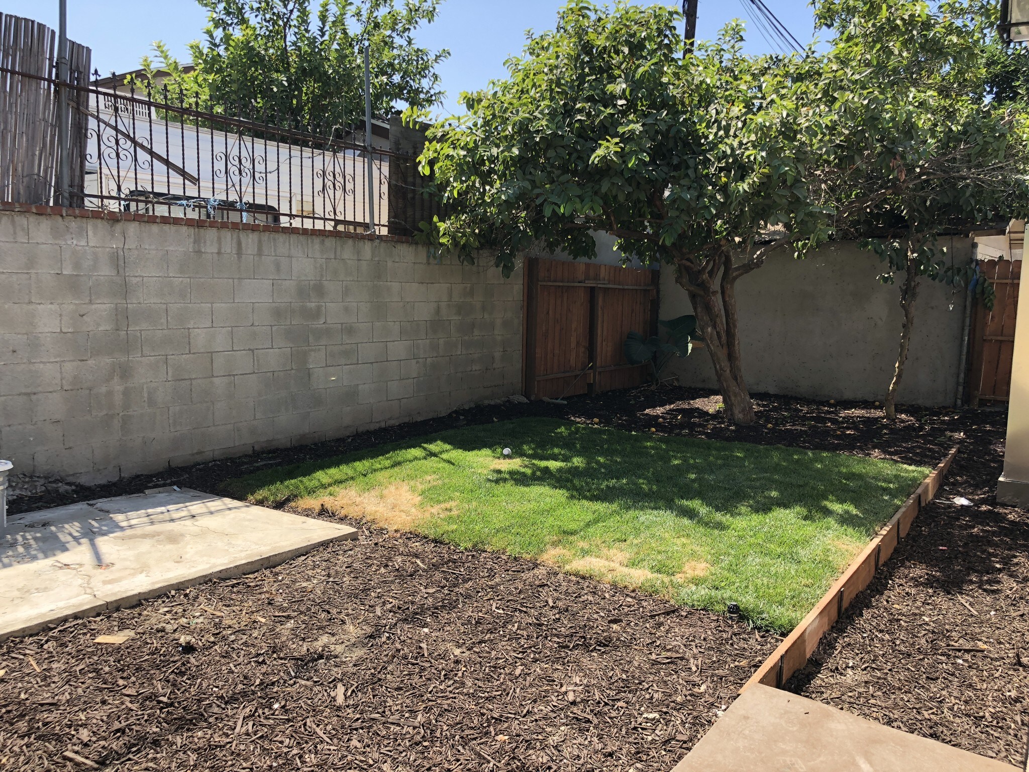 Building Photo - 712 W 54th St