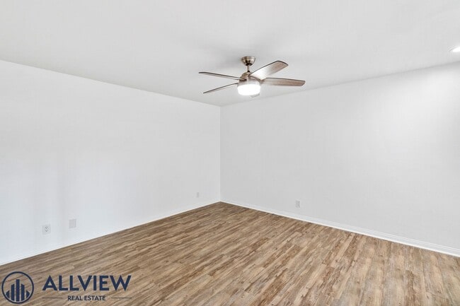 Building Photo - Remodeled 2 Bed, 2 Bath Condo with Ocean V...