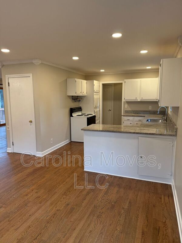 Building Photo - 708 W Lee Rd