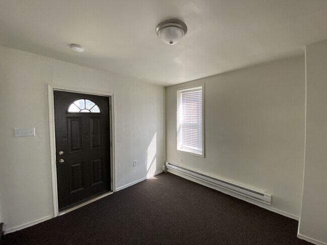 Building Photo - 714 W Clarke Ave