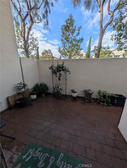 Building Photo - 64 Emerald Clover