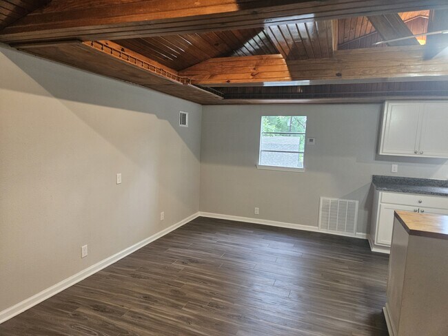 Building Photo - 1305 St Lawrence River Rd