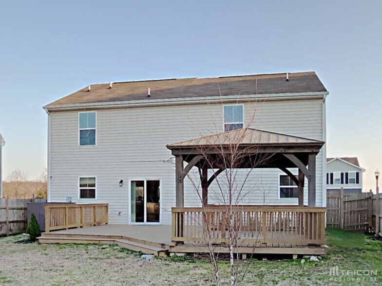 Building Photo - 1909 Belle Arbor Dr