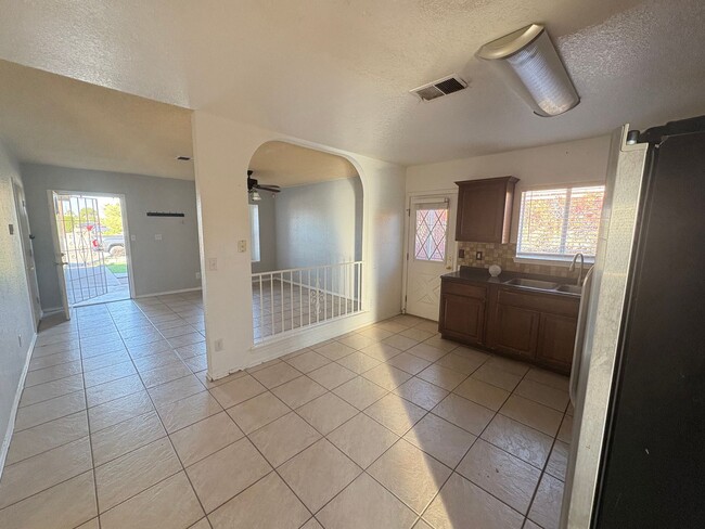 Building Photo - EASTSIDE HOME FOR RENT