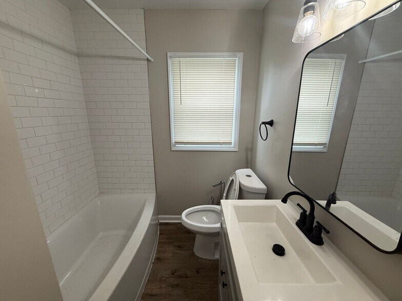 Building Photo - This beautifully updated 3-bedroom, 1-bath...
