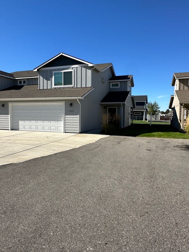 Building Photo - Stunning 4 Bedroom 2.5 Bath Duplex town ho...