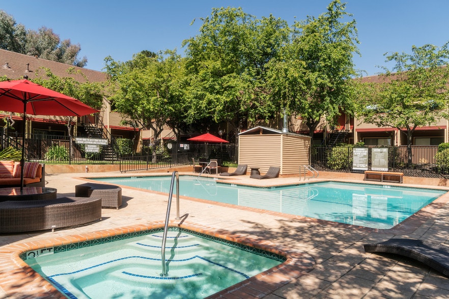 Building Photo - Woodchase Apartments