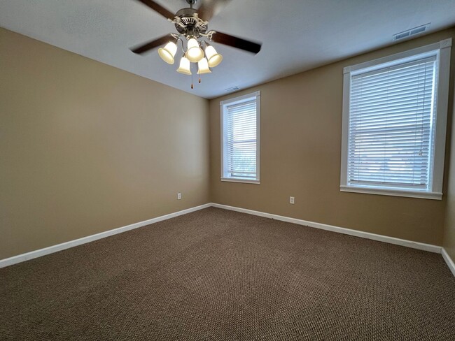 Building Photo - 512 Hampshire St