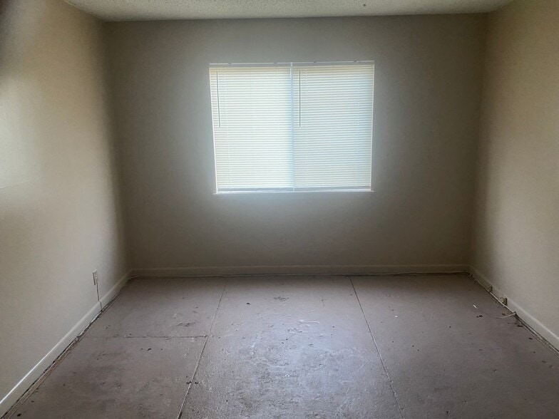 Building Photo - 1505 Camelot Dr